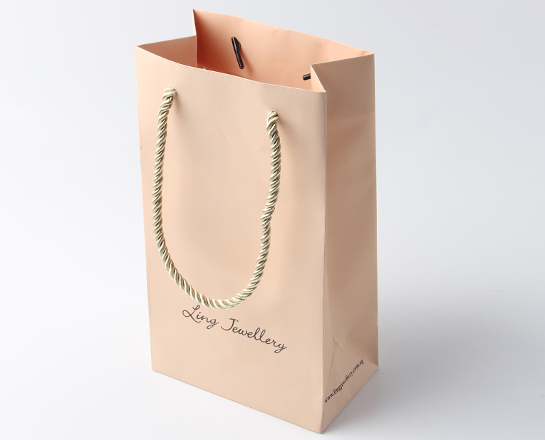 首飾禮品袋制造商和新客戶怎么商洽紙袋定做的問(wèn)題 首飾禮品袋制造商和新客戶怎么商洽紙袋定做的問(wèn)題