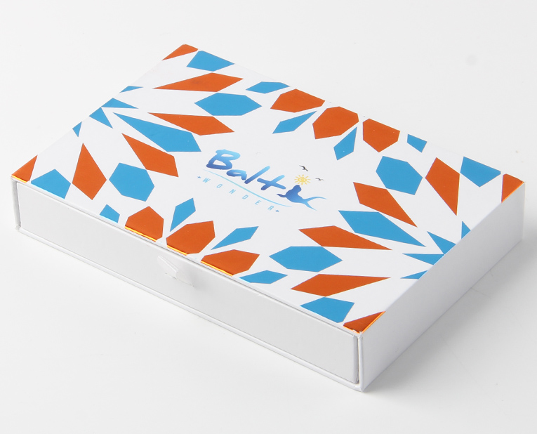 另外一個印刷出現(xiàn)白點(diǎn)的原因終究被面膜精裝盒廠家斬落