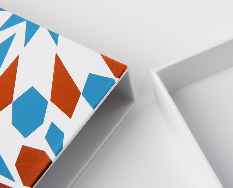 另外一個印刷出現(xiàn)白點(diǎn)的原因終究被面膜精裝盒廠家斬落