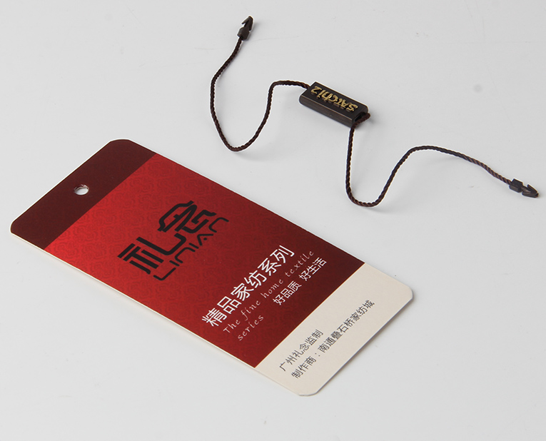 衣服吊牌在定做時(shí)出幺蛾子，制造商這樣做不懼怕劃痕
