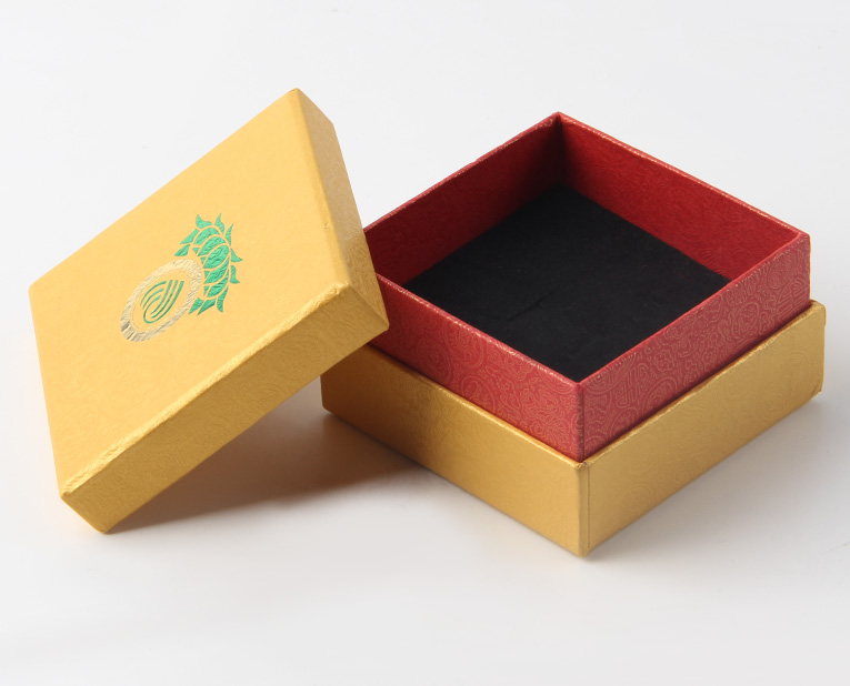 代表化妝品盒子廠家的老師傅，仔細比對3個小時，只為品質