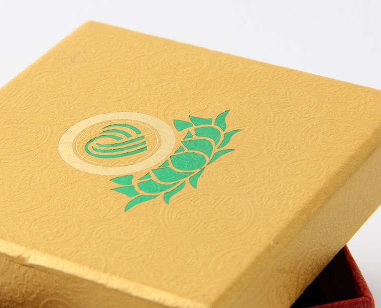 代表化妝品盒子廠家的老師傅，仔細比對3個小時，只為品質