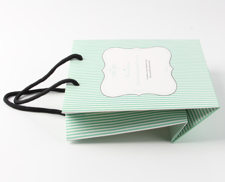 化妝品的包裝袋在訂做時(shí)必須區(qū)分清紅、白2種燥油