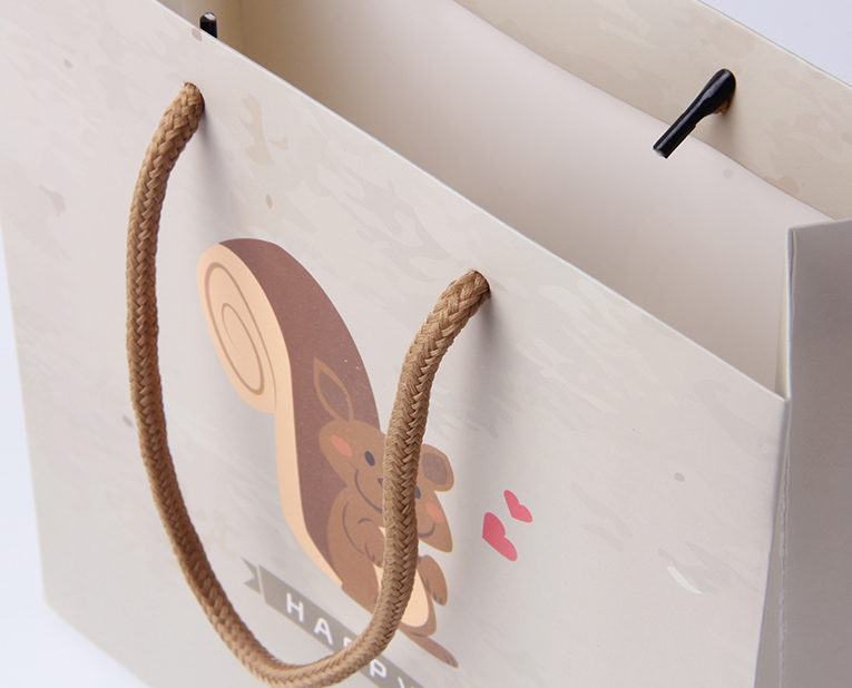 服裝紙袋在面對(duì)年底的訂做潮面前得理性、專業(yè)處理