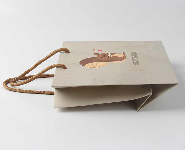 服裝紙袋在面對(duì)年底的訂做潮面前得理性、專業(yè)處理