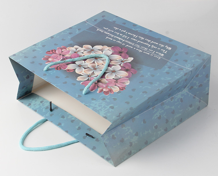 衣服的禮品袋在年底廠家?guī)煾狄ＷC黏度，需要很大功夫