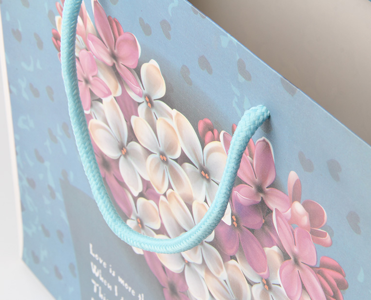 衣服的禮品袋在年底廠家?guī)煾狄ＷC黏度，需要很大功夫