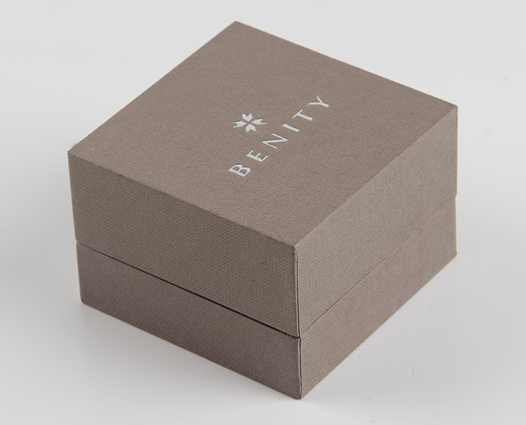 珠寶精裝盒廠寄過來的樣品，你得聽我的這樣檢查才行！