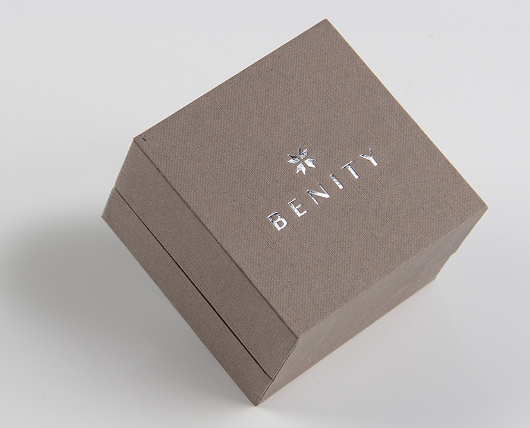 珠寶精裝盒廠寄過來的樣品，你得聽我的這樣檢查才行！