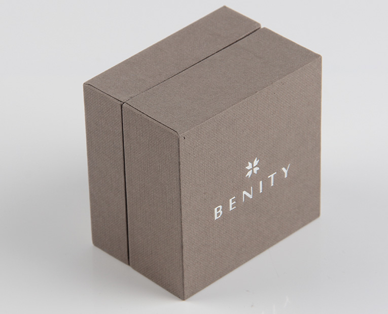 珠寶精裝盒廠寄過來的樣品，你得聽我的這樣檢查才行！