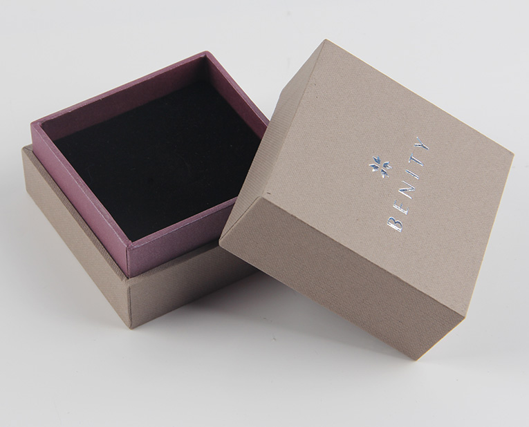 珠寶精裝盒廠寄過來的樣品，你得聽我的這樣檢查才行！