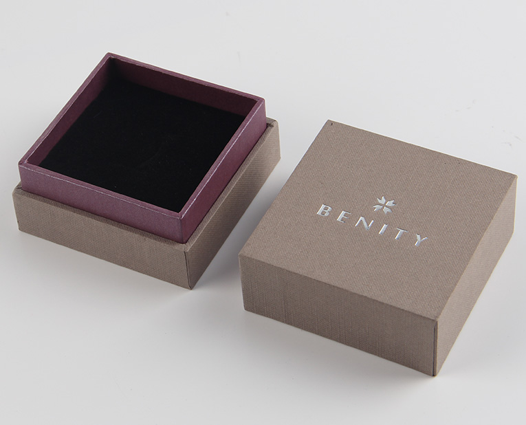 珠寶精裝盒廠寄過來的樣品，你得聽我的這樣檢查才行！