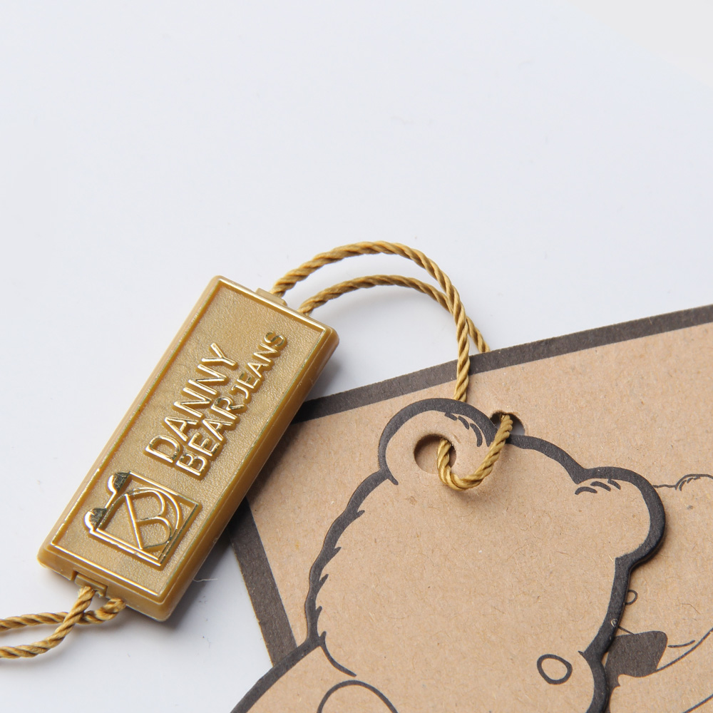 真理,存乎暗影之中。內(nèi)衣吊牌廠家?guī)憬忾_暗影